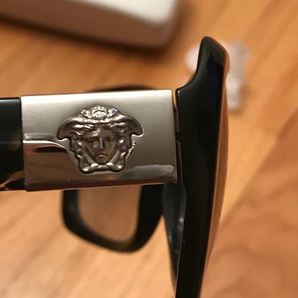 🖤RARE >>VERSACE<< Classic Signature Logo Sunglasses! - Picture 2 of 15